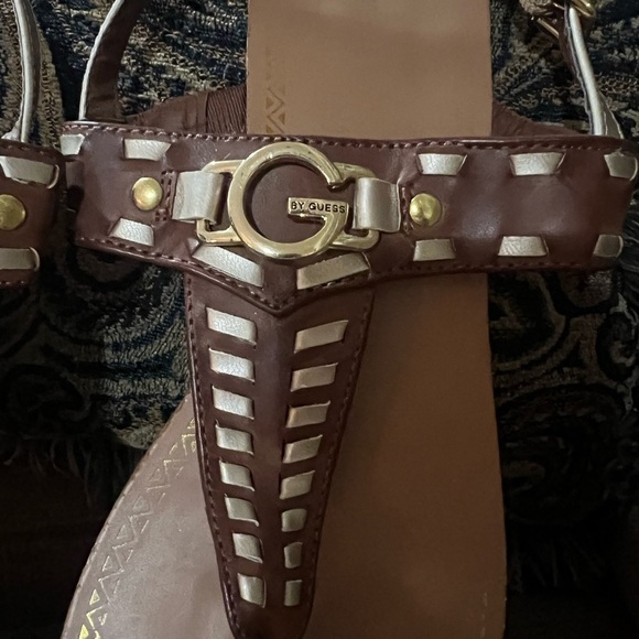 G BY GUESS GG LALLY 2-X BROWN/ METALLIC T STRAP THONG SANDALS Size 9 - Picture 5 of 7